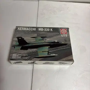 Aermacchi MB-339 K 1/72 모델 키트