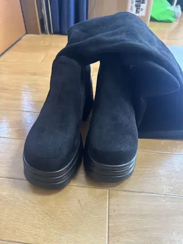 블랙 스웨이드 롱 부츠 통굽
