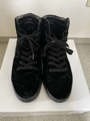 블랙 벨벳 하이컷 스니커즈