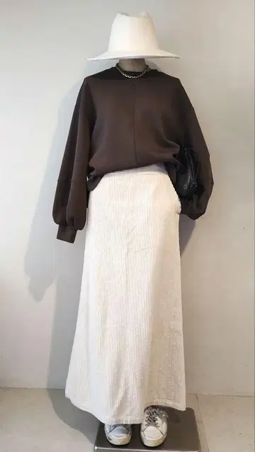하피님 C6583 종이상자 풀오버 x 콜 스커트 코디