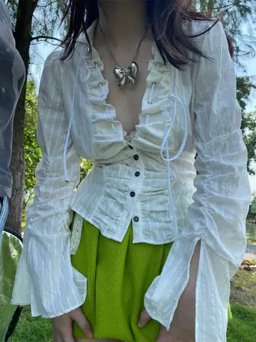 프릴 달린 화이트 셔츠 V넥 페어리 그런지