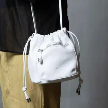 BEAURE 레 카우 가죽 네이비 콤 장식 드로우 스트링 백