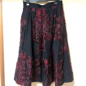 플레어 스커트 블랙 레드 꽃무늬 무릎 기장