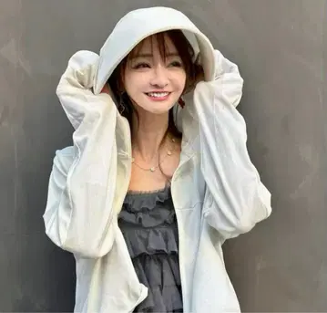 나루세 아이리 차광 후드티 화이트 닌