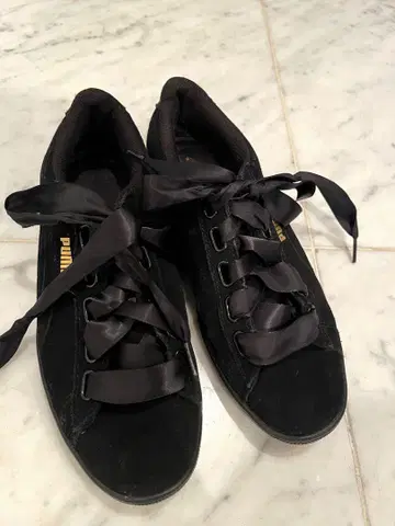 PUMA 리본 포함 스웨이드 스니커즈 블랙