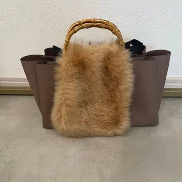퍼가 달린 대나무 핸들 핸드백