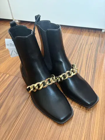 ZARA 블랙 사이드 고어 부츠 체인 장식