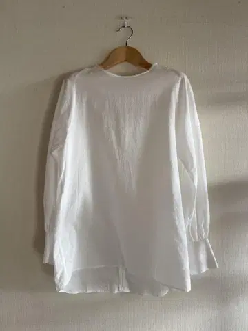 윔 가젯 크루넥 소매 볼륨 블라우스