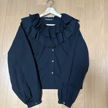 미즈이로 인드 블랙 프릴 셔츠 긴팔