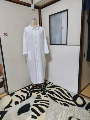 화이트 롱 코트 버튼 포함