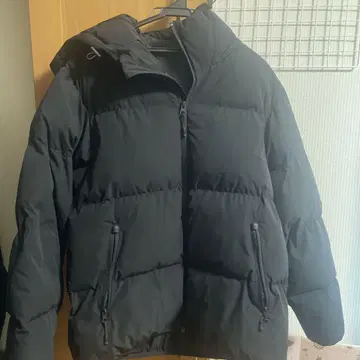 후드 부착 블랙 다운 자켓
