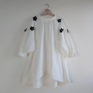 택 포함 새상품 플라워 모티브 화이트 벌룬 소매 블라우스