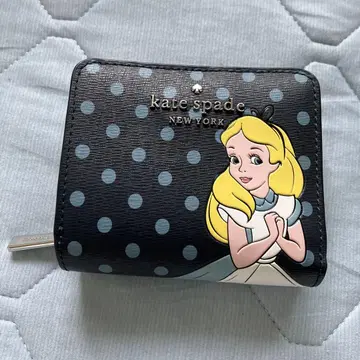 kate spade NEW YORK 원더랜드 앨리스 이단 접이식 지갑