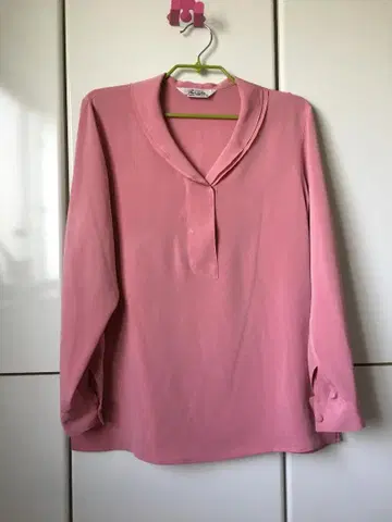 핑크 쉬폰풍 긴팔 블라우스