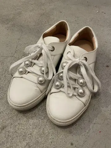 화이트 가죽 펄 장식 스니커즈 CARVEN 37 24