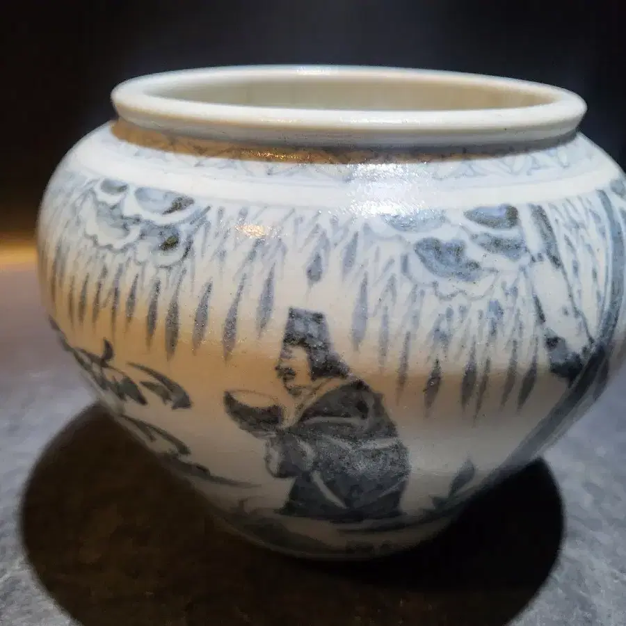 Blue and white porcelain patterned ceramic jar