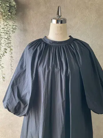 벌룬 슬리브 블랙 원피스