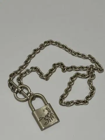 gibous lock neckless scorpion
