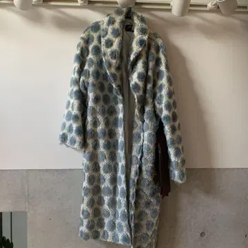 스카이블루와 화이트 도트 무늬 롱 코트