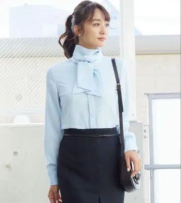 미사용 새상품 나라 까미체 섀도우 가는 스트라이프 보타이 긴팔 블라우스