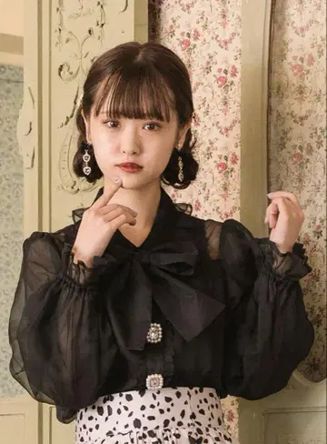 ROJITA 비쥬 단추 시어 블라우스