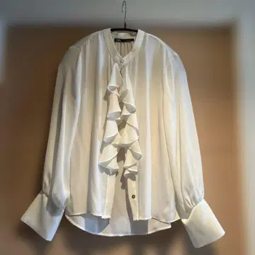 ZARA 프릴 장식 화이트 펄 버튼 긴팔 블라우스
