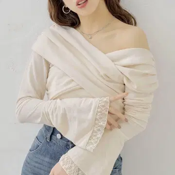 Chico 소매 프릴 크로스 원숄더 상의