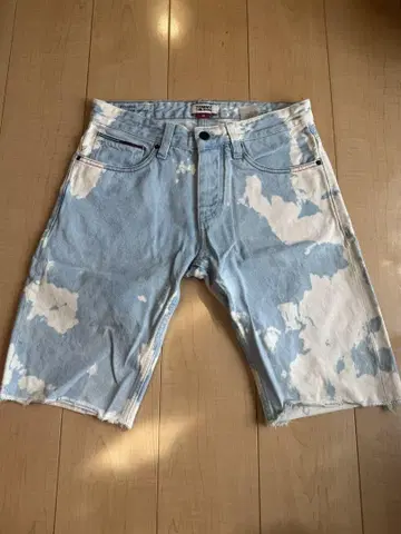 [ 새상품급 ] Tommy jeans 하프 팬츠 블리치 패턴 소가죽 택