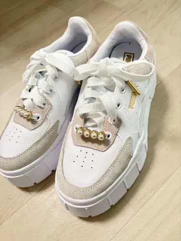 PUMA 통굽 스니커즈 화이트/베이지