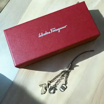 페라가모 Ferragamo 참 키링 간치니 바라 박스 포함