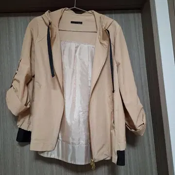 트로와 베이지 후드 부착 마운틴 파카