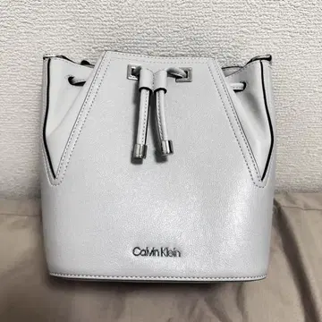 Calvin Klein 숄더백 라이트 그레이
