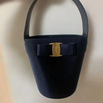 페라가모 블랙 버킷 백 골드 버클