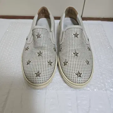 지미추 JIMMY CHOO 화이트 스터드 슬립온 40