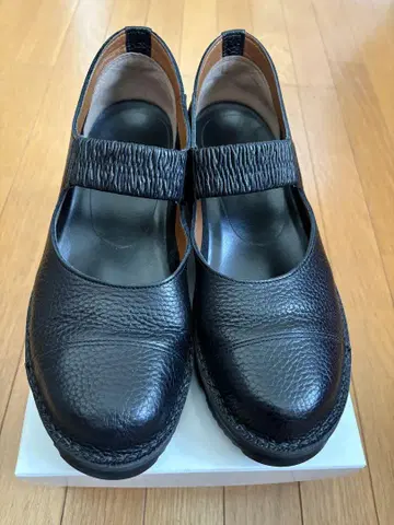 블랙 가죽 스트랩 슈즈