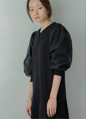 Bab 블랙 퍼프 슬리브 소매 오간자 롱 맨투맨 원피스