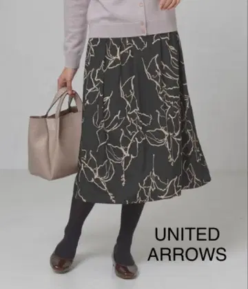 UNITED ARROWS 라인 페인트 세미 플레어 스커트