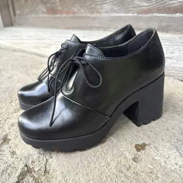 CAMPER 블랙 힐 신발 심플
