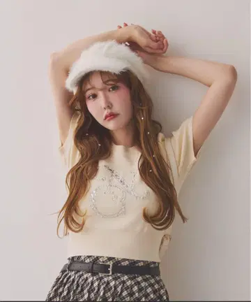 NICE CLAUP 비쥬 펄 로고 니트 아이보리