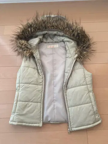 베이지 퍼(fur) 부착 다운 베스트