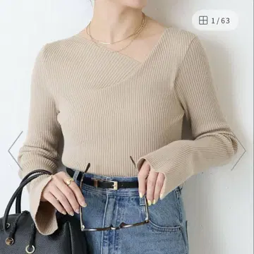 콜라주 개럴개런트 디자인 넥 리브 니트