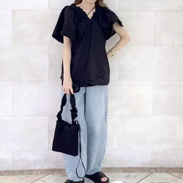 프릴이 달린 블랙 반팔 셔츠
