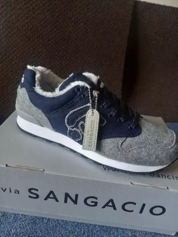 오른쪽 발 SANGACIO 퍼 스니커즈 그레이/네이비