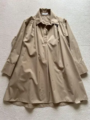 새상품급! 베이지 카라 부착 7부 소매 셔츠