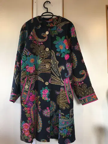 46 LEONARD FASHION 페이즐리 무늬 얇은 소재 노카라 코트