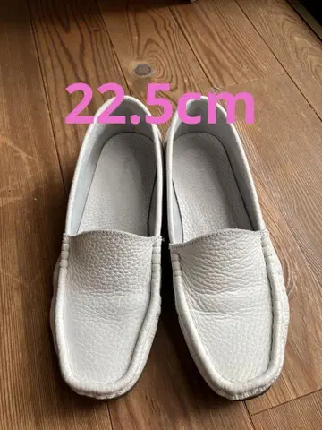 화이트 가죽 슬립온 로퍼 허시파피