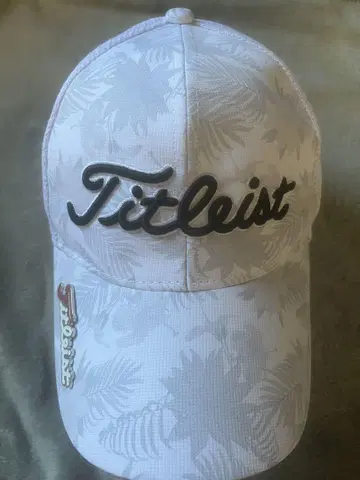 Titleist 화이트 잎 무늬 캡 마커 포함
