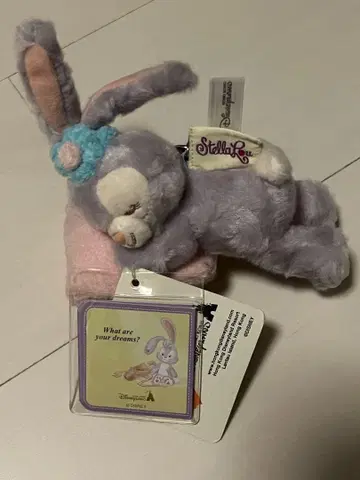 자고 있는 스텔라 루 인형 배지