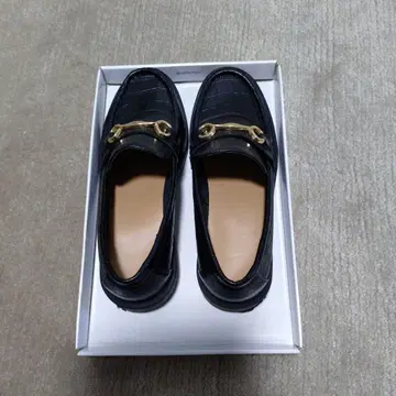 블랙 악어 엠보싱 통굽 로퍼