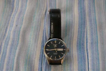 태그 호이어 까레라 데이데이트 네이비 새상품급